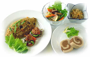 玄米を使ったカレーピラフと銭麩のピザと野菜とグルテンのマリネ風とリブリマーブルボール