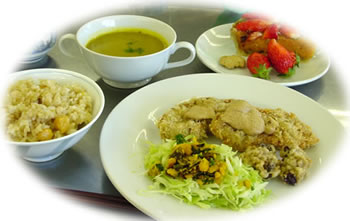 ひよこ豆入り御飯とかぼちゃスープと車麩のフライといちごのタルト